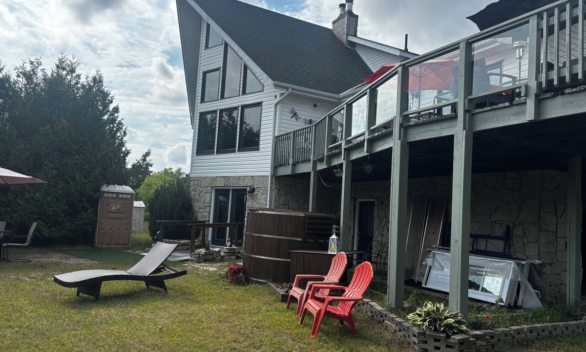 Manitoulin District House | Luxury Beach House -Lake Huron : Extra Space at beach & for RV/Travel Trailer.