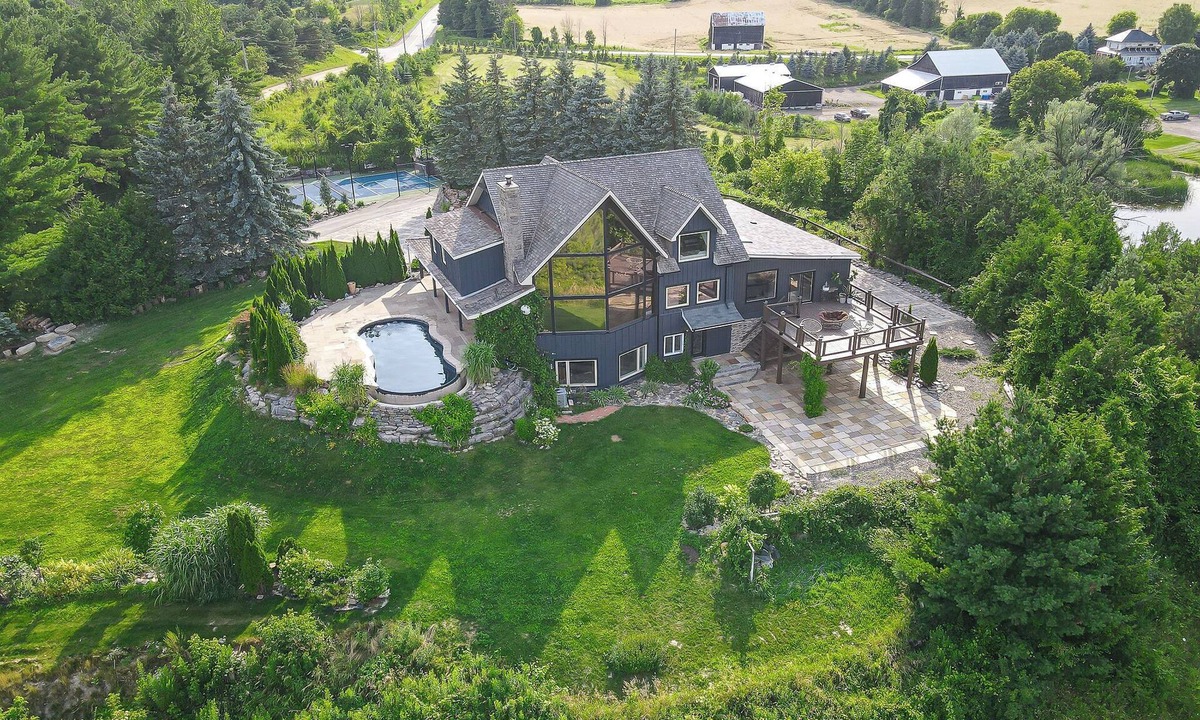 Mono Ski Chalet | Luxury Chalet With Private Swimming Pool And Tennis Court