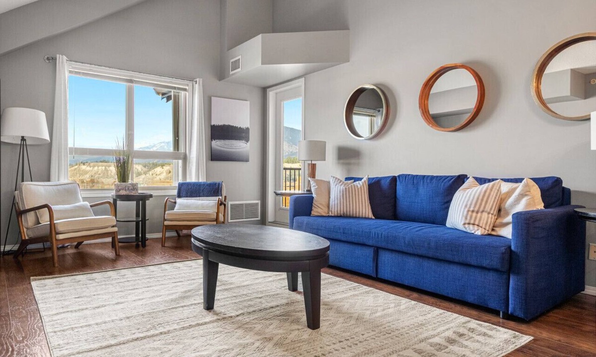 Invermere Apartment | Luxury | Comfort | Pool | Hot Tub | Gym