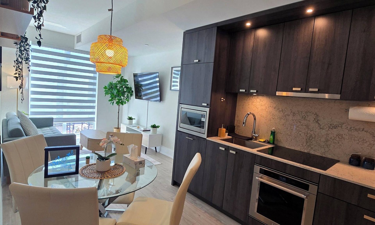 Wychwood Condo | Luxury Executive 1+Den | Office | Pool, Gym, Sauna | Free Parking