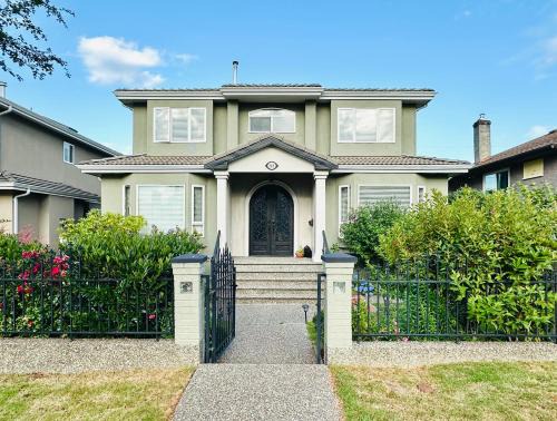 Hastings Villa | Luxury Family Villa - 5BR & Garden - 10 mins to DT - Free Parking