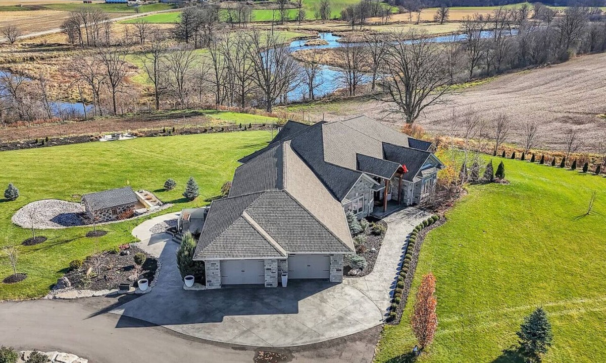 Conestogo House | Luxury Farmhouse w/Hot Tub