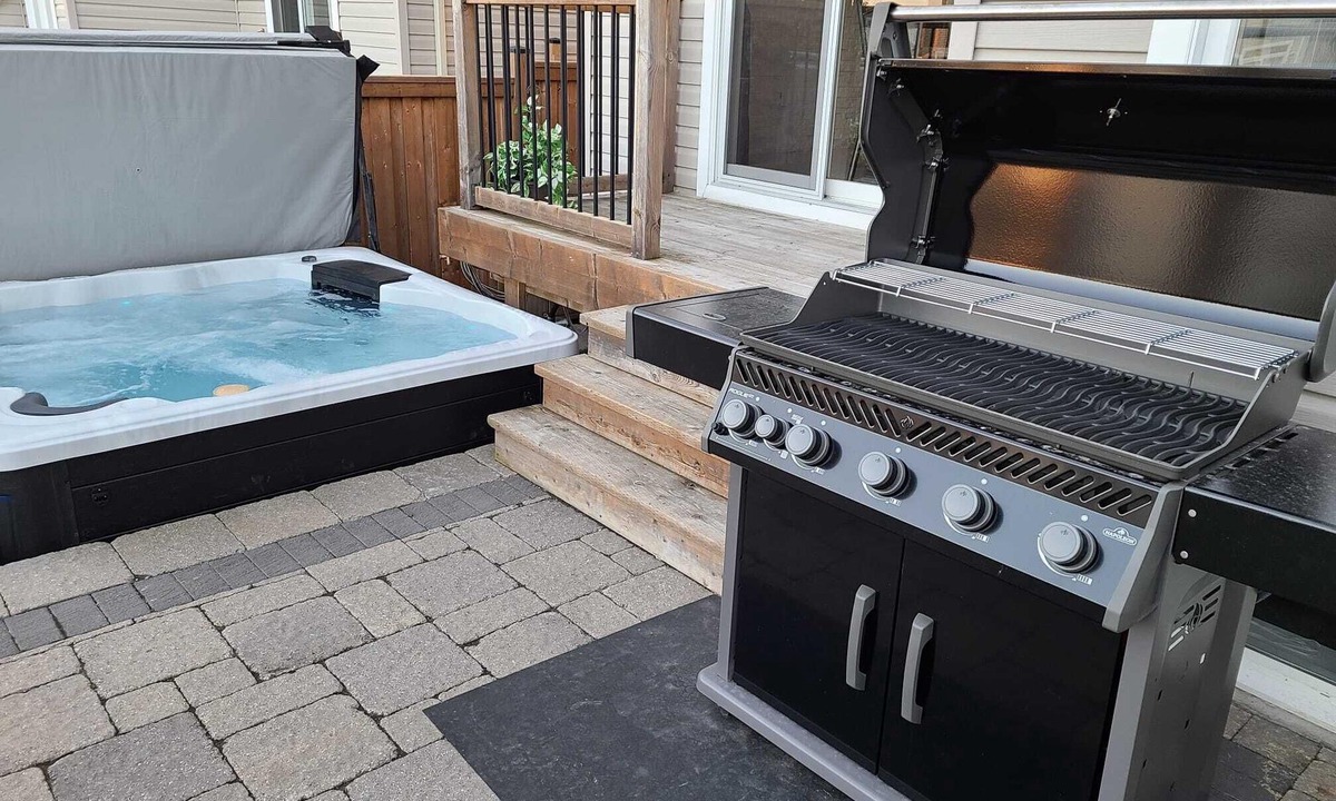 Cobourg House | Luxury Home with Heated Pool, Hot Tub, BBQ & Beach - Living the Dream !