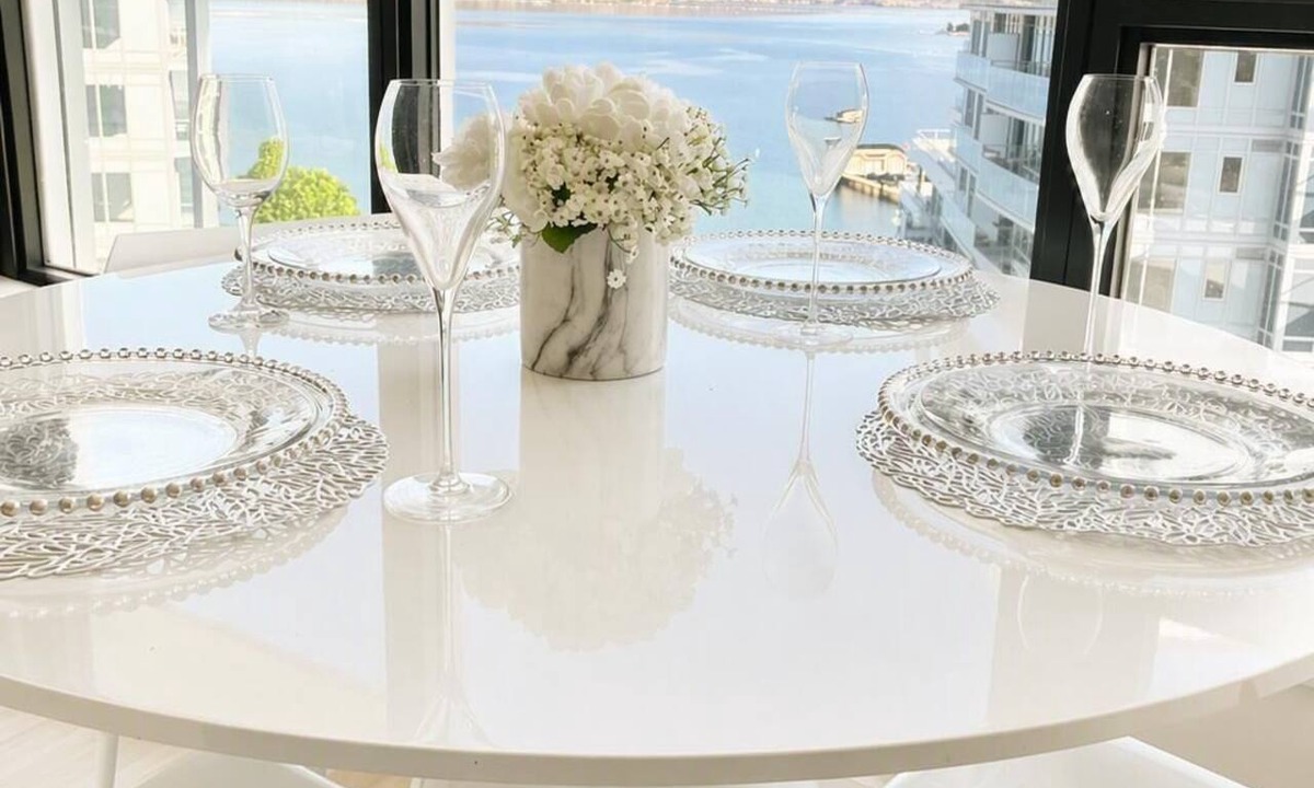 South Pandosy Resort | Luxury Lakeview Condo at Aqua - Pool & Sandy Beach