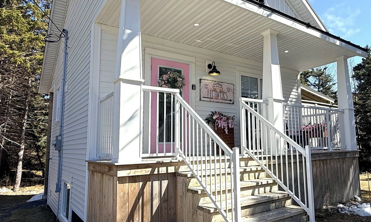 South River House | Luxury Retreat/Hot Tub/Private/Walk to Distillery & Ocean