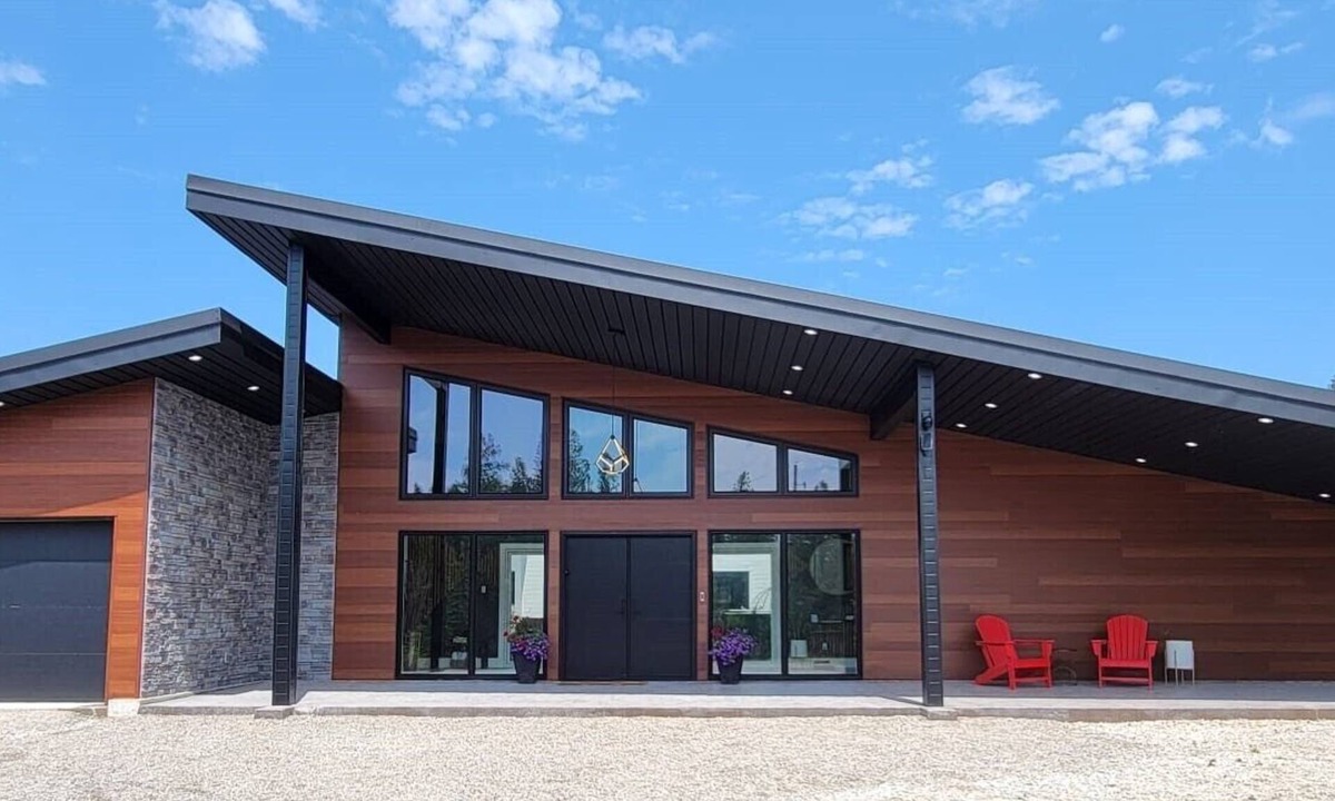 Tobermory Cottage | Luxury Tobermory Retreat | Courtyard Hot Tub, Dock & Lake Views | Sleeps 12