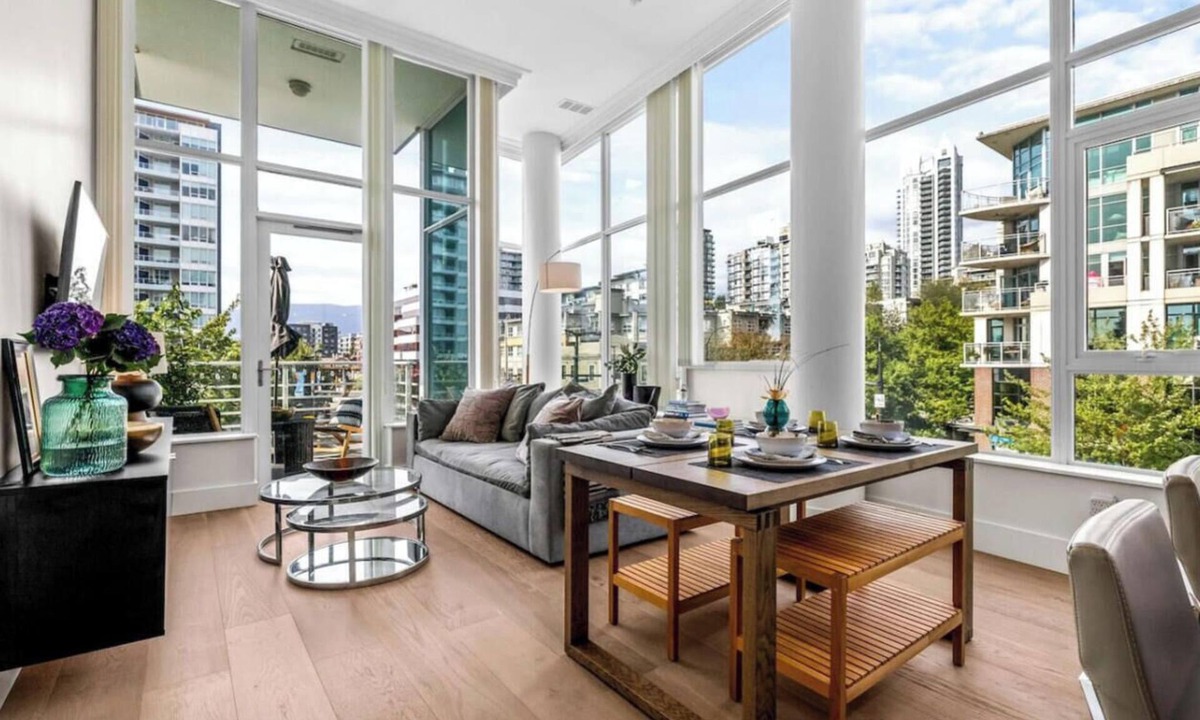 Lower Lonsdale Apartment | Luxury Waterfront 2BR| Harbor View| Pool| Hot Tub