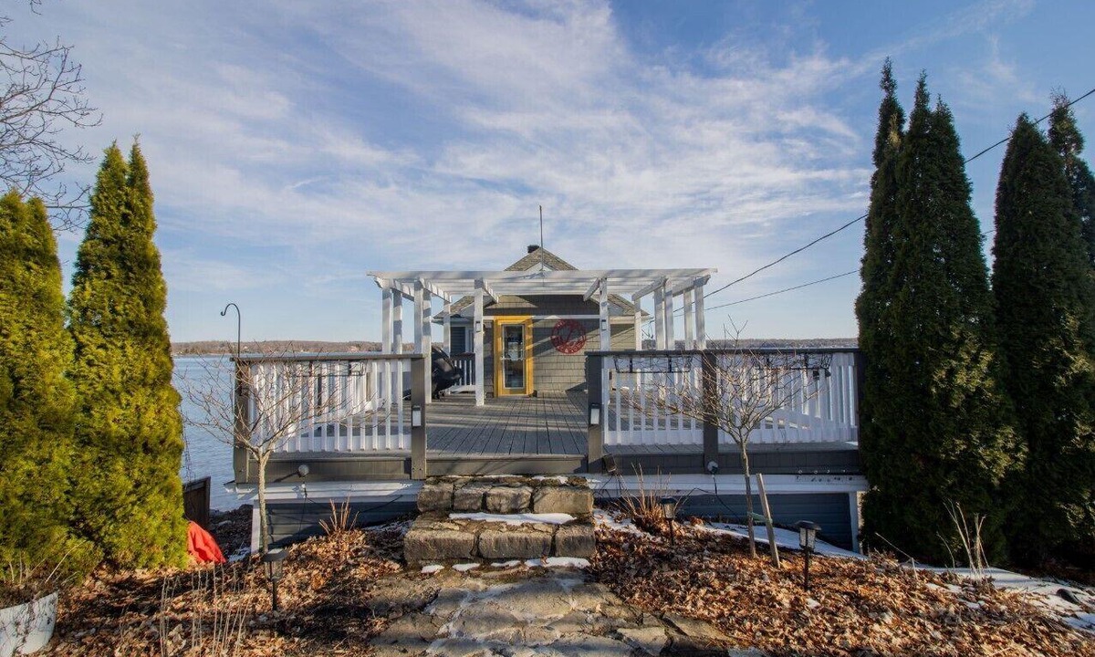 Addison Cottage | Luxury Waterfront Residence in exclusive Lily Bay (seasonal discount)