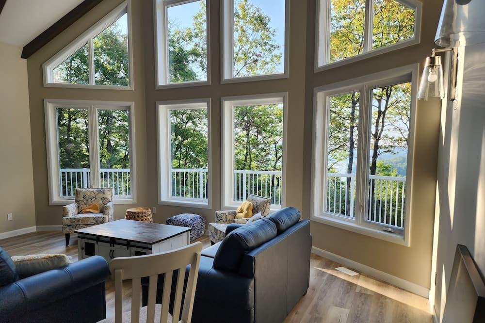 Armour Cottage | Luxury Waterfront Cottage on beautiful Little Doe Lake