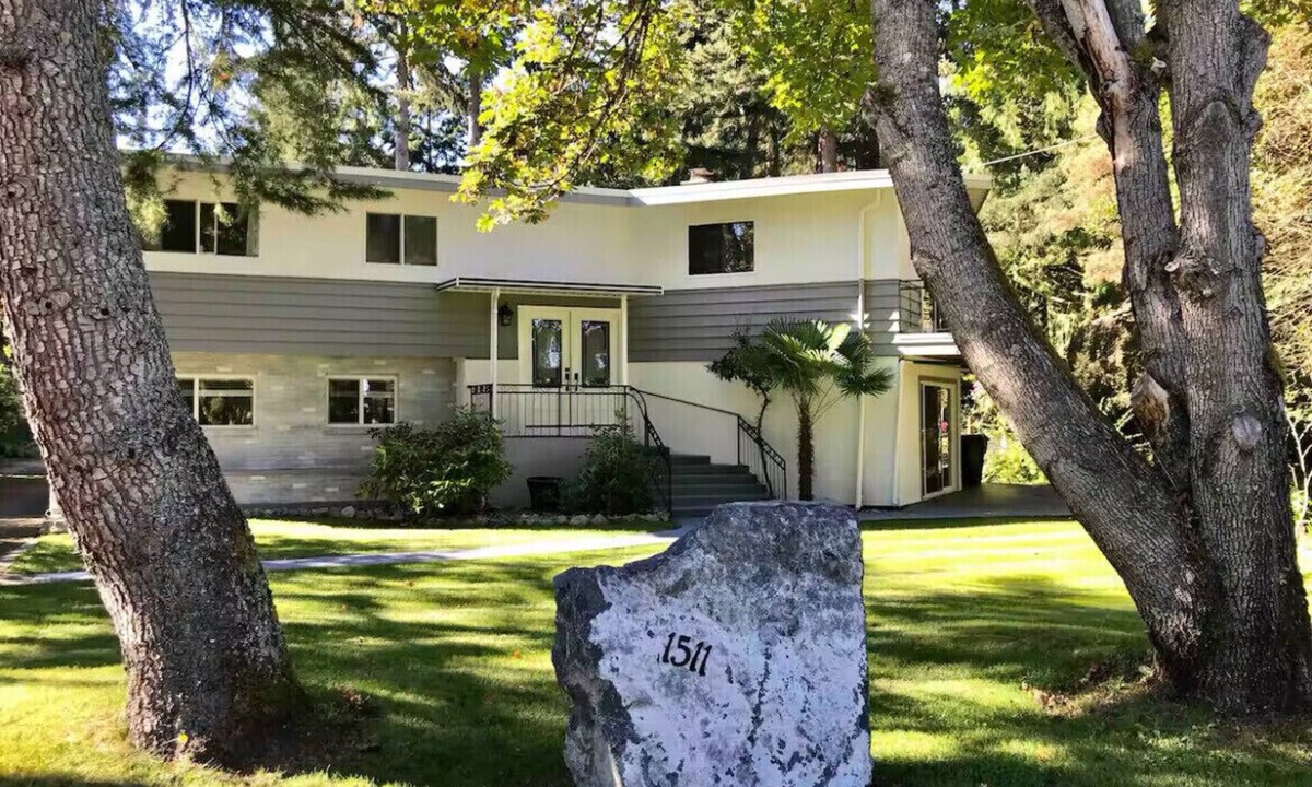 Regional District of Nanaimo House | Madrona Getaway