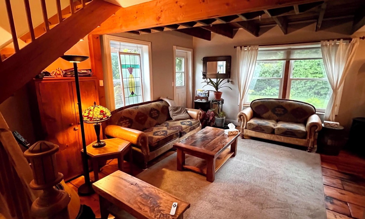Guelph House | Magnificent 1867 Coach House, private patio, 2 minute walk to downtown
