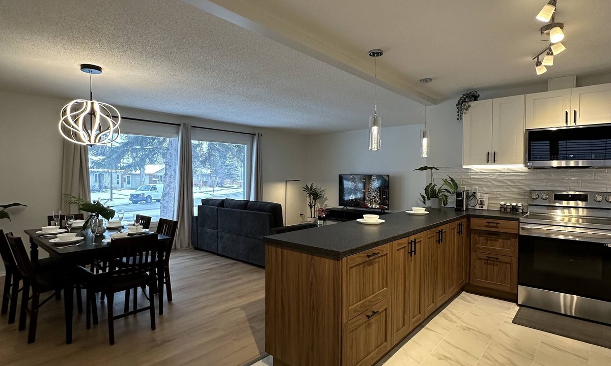 Midnapore House | Main Floor 3 bedroom, sleeps 5-6, family-friendly.