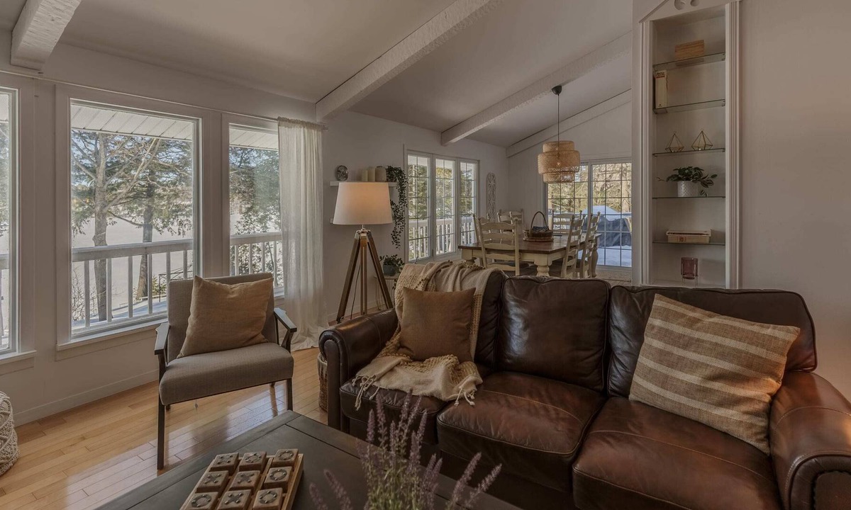 Lachute Ski Chalet | Maison de la Loutre / The Otter Lakehouse
