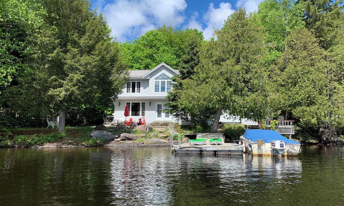 Magnetawan House | Mali's 3-Bedroom huge Lakeview Retreat on Lake Cecebe that is magical.