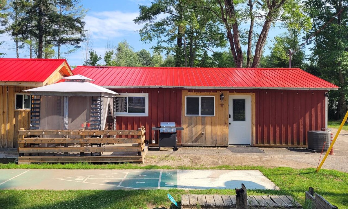 Petawawa Cabin | Maple Cabin at Pine Ridge Park