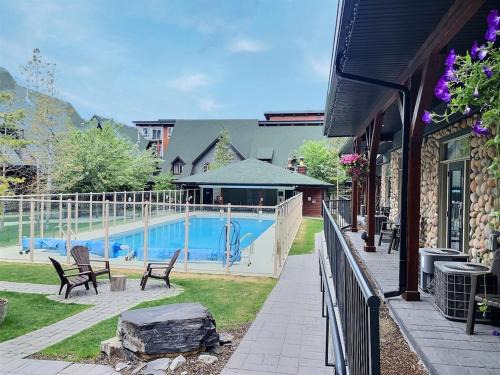 Canmore House | Marvellous Poolside Chalet - Pool & Hot Tub - Pets