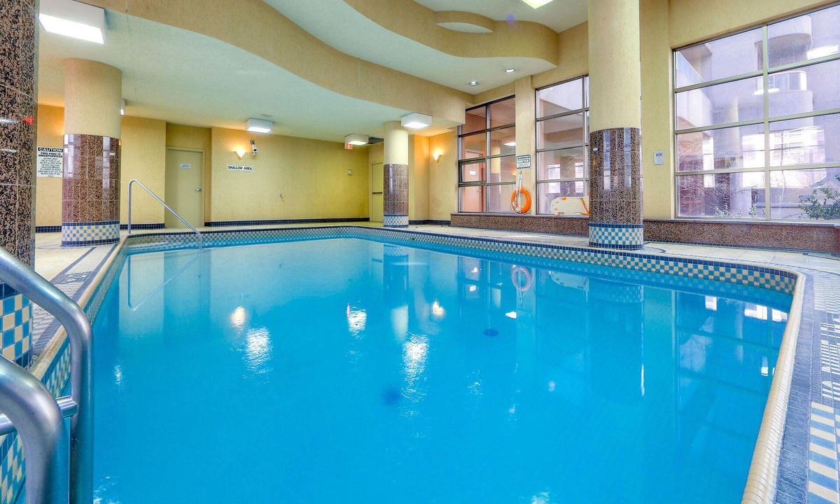 Bay Street Corridor Apartment | MASSIVE 2Bed 2Bath Bay St. Condo w. 2 Balconies/Patios & FREE Parking SLEEPS 7
