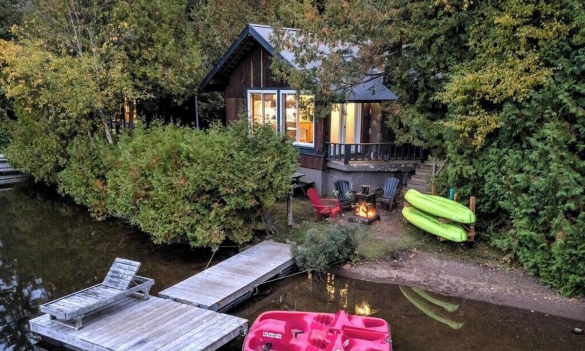 Sainte-Lucie-des-Laurentides Ski Chalet | Mini chalet bord de l`eau à louer dans les Laurentides — Lac Sarrazin, Sainte-Lucie-des-Laurentides