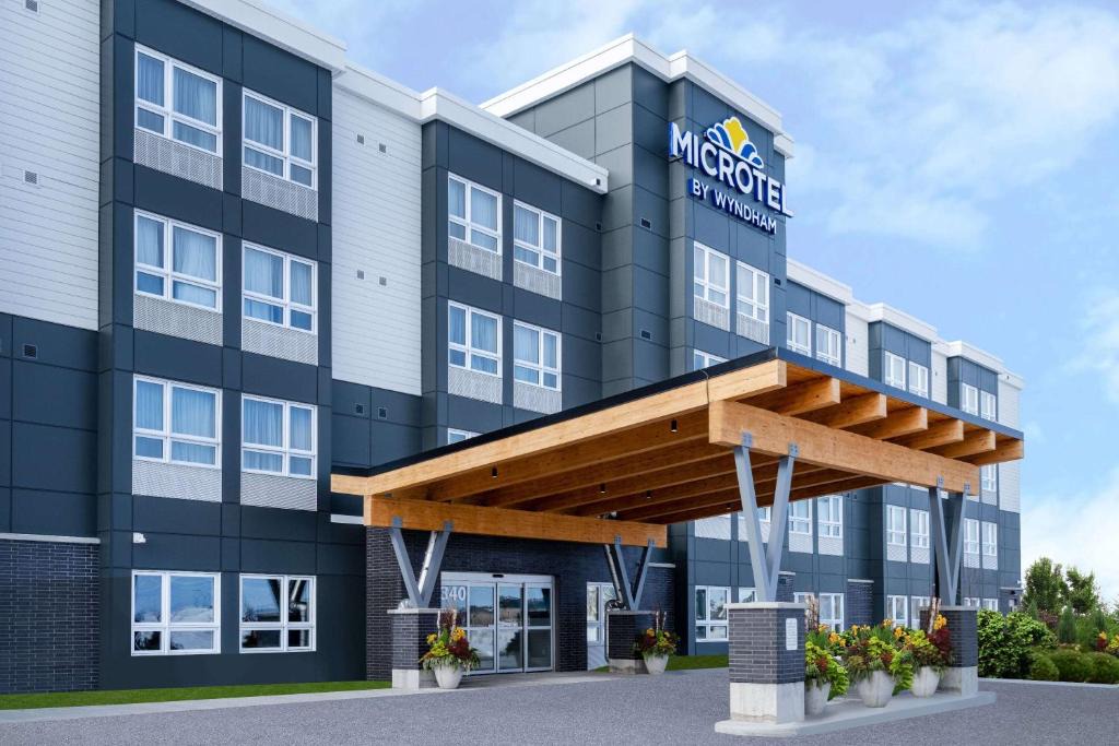 Kanata Lakes - Marchwood Lakeside - Morgan's Grant - Kanata Hotel | Microtel Inn & Suites by Wyndham Kanata Ottawa West