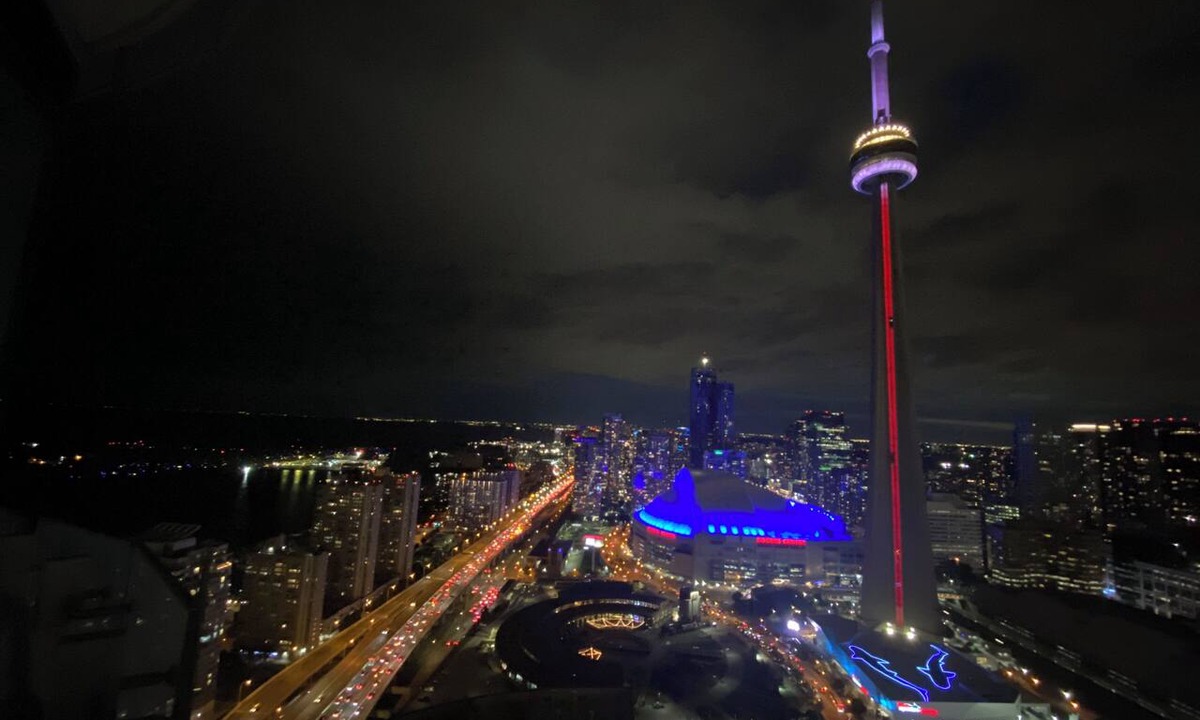 Toronto Entertainment District Apartment | Million Dollars View-Toronto Core two bedroom apartment with balcony and parking