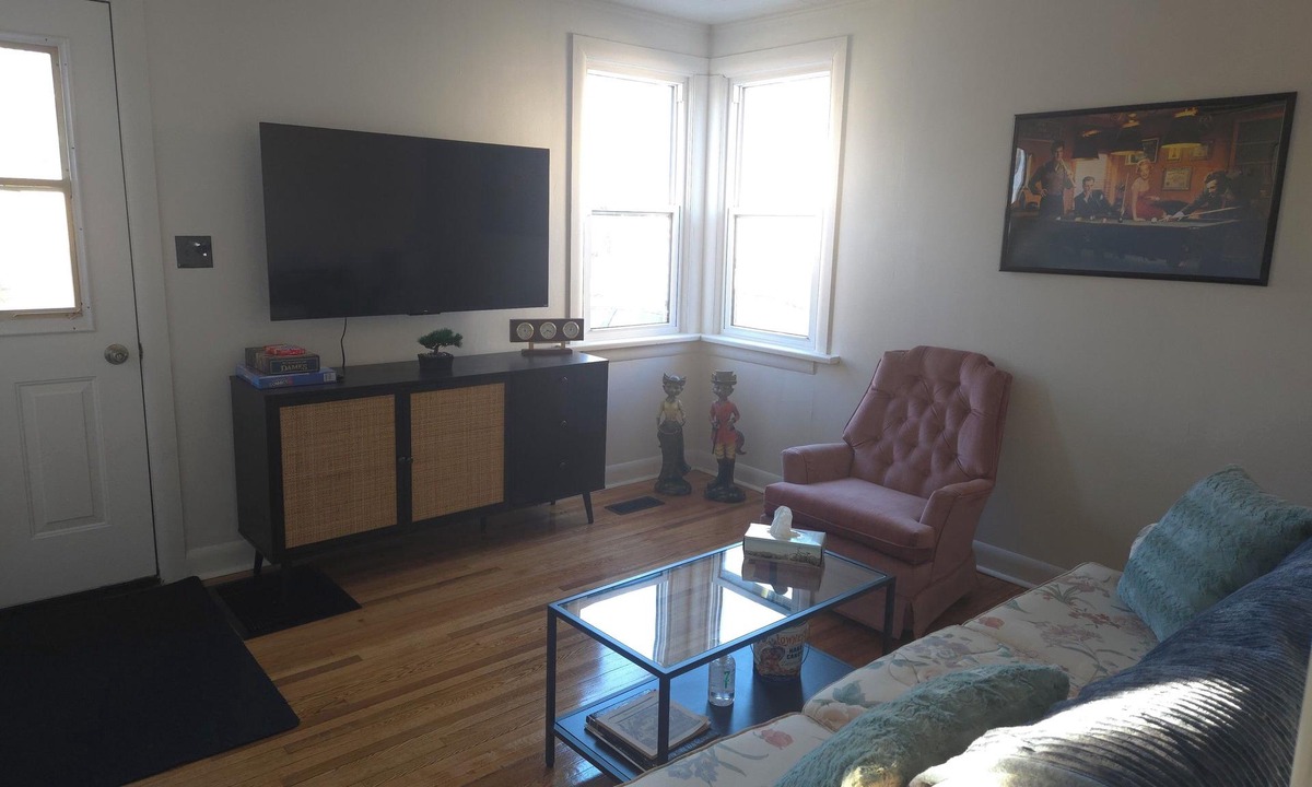 Rideau Heights House | Minutes to Downtown and Ideal for Long-term Stays!