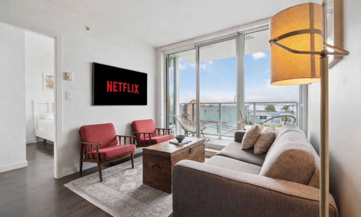 Downtown Eastside Apartment | Modern 1-Bed Condo | Mountain Views | 10 mins > DT