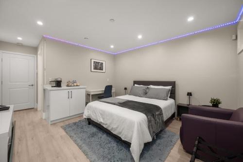 Sunset Hotel | Modern 1 Bed Suite Easy Transit to Downtown and YVR