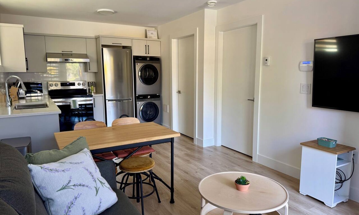 Renfrew-Collingwood House | Modern 1-Bedroom Suite | Free Parking + Walk to Skytrain