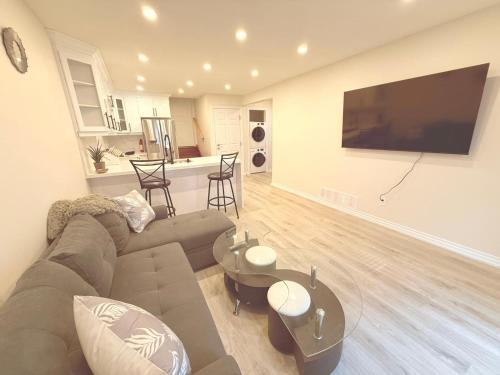 Cooksville Apartment | Modern 1-BR Suite EV Charger, Backyard BBQ & Near Square One