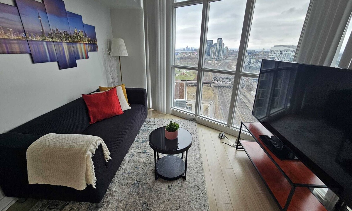 Bathurst Quay Condo | Modern 1BR in Toronto's Heart | CN Tower, Convention Center, Rogers Centre