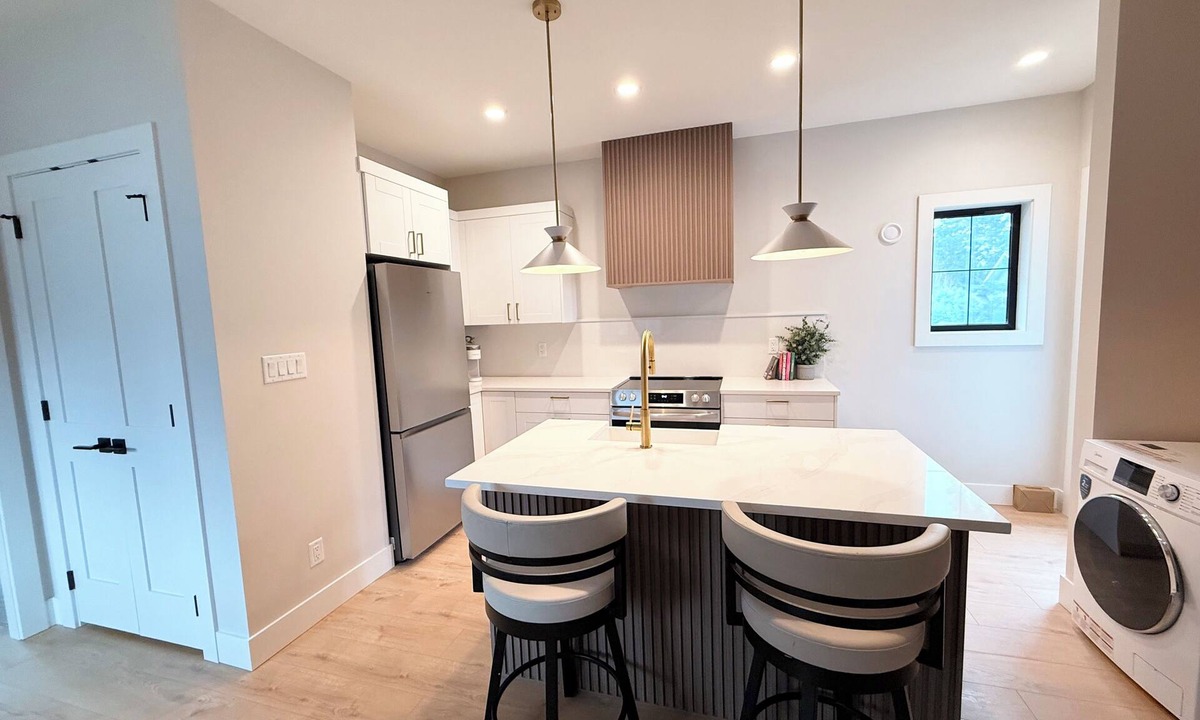 Saanich East House | Modern 1BR Suite, 5 Min to UVIC and Gyro Beach