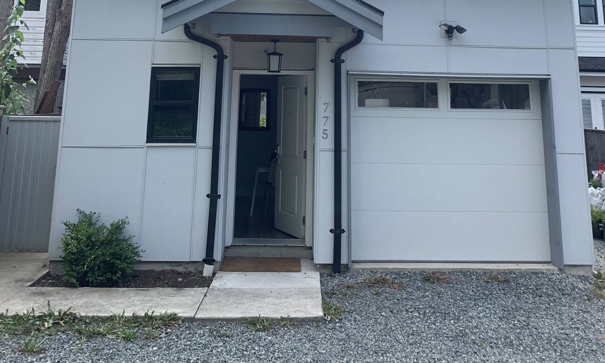 Riley Park House | Modern 2 bedroom laneway home in Fraserhood