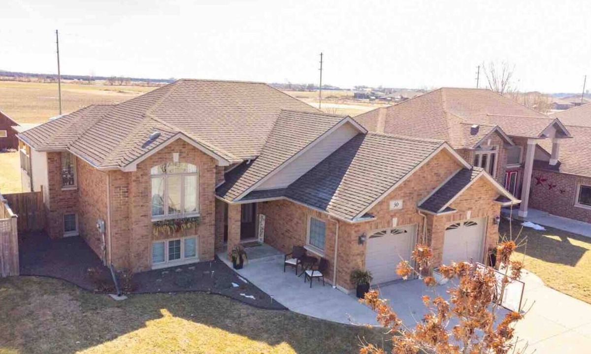 Ruthven House | Modern 2BR Basement Appartment. Near Point Peele. Free Parking. Kitchen