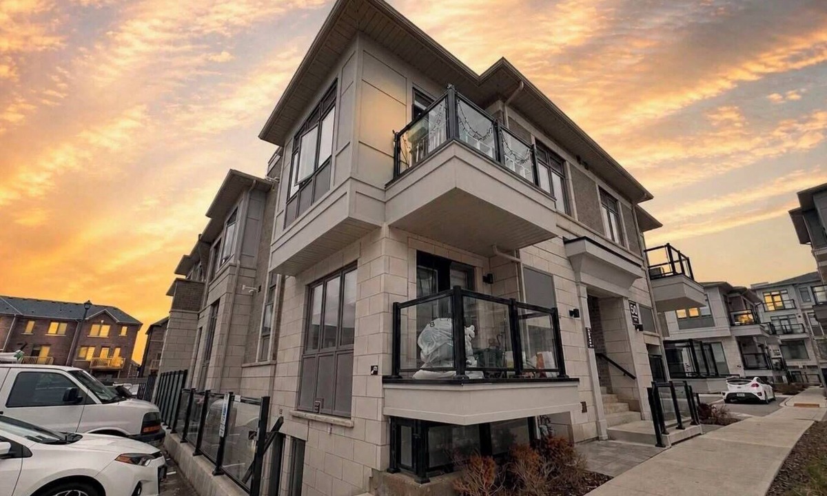 Brampton House | Modern 2BR Suite | Near Airport | Free Parking | Easy Access to Downtown Toronto