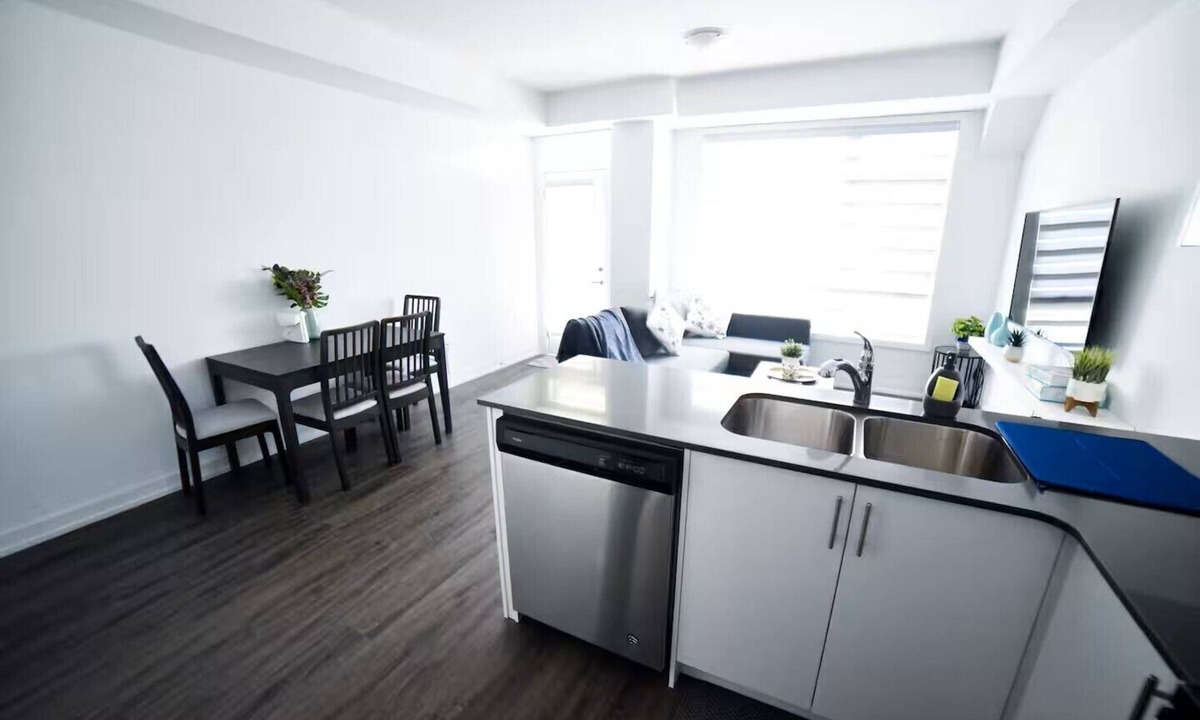 Vaughan House | Modern 3 bed, 2 bath townhouse.