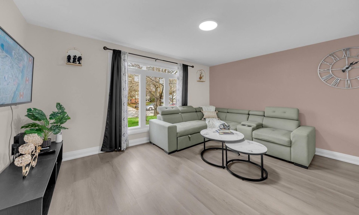 Thorold House | Modern 3BR Retreat with Pool | 15 Mins Away From Niagara Falls and Attractions