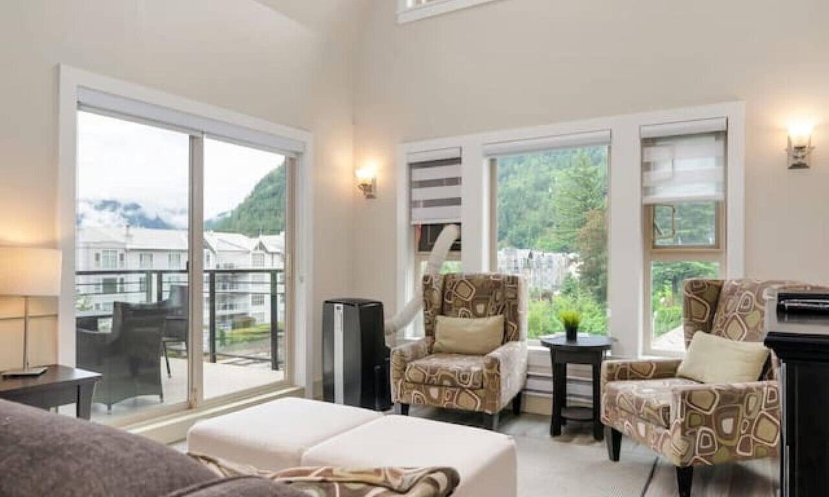 Harrison Hot Springs Apartment | Modern 4BR Penthouse with Lake Views & Rooftop Deck