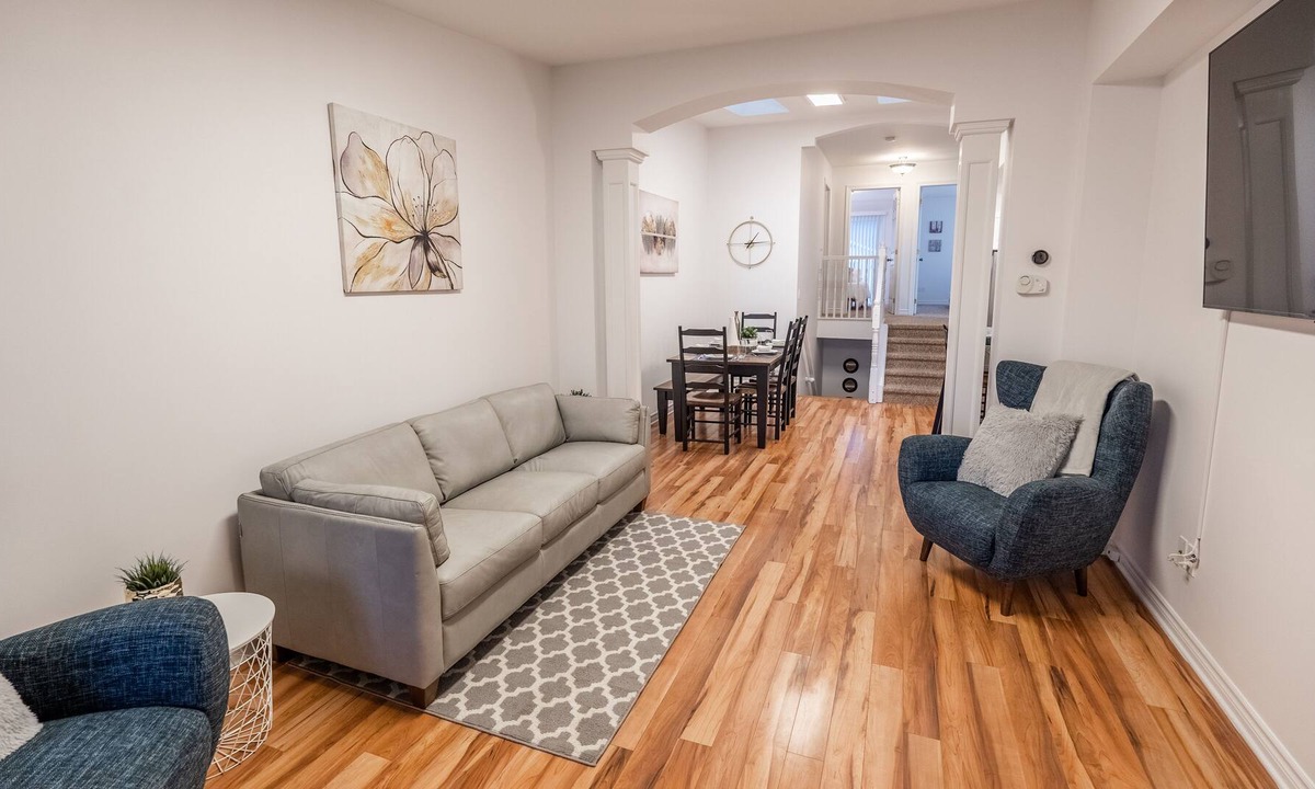 Cornwall House | Modern, Bright Townhome - Sleeps9+Wifi+Close To Hwy