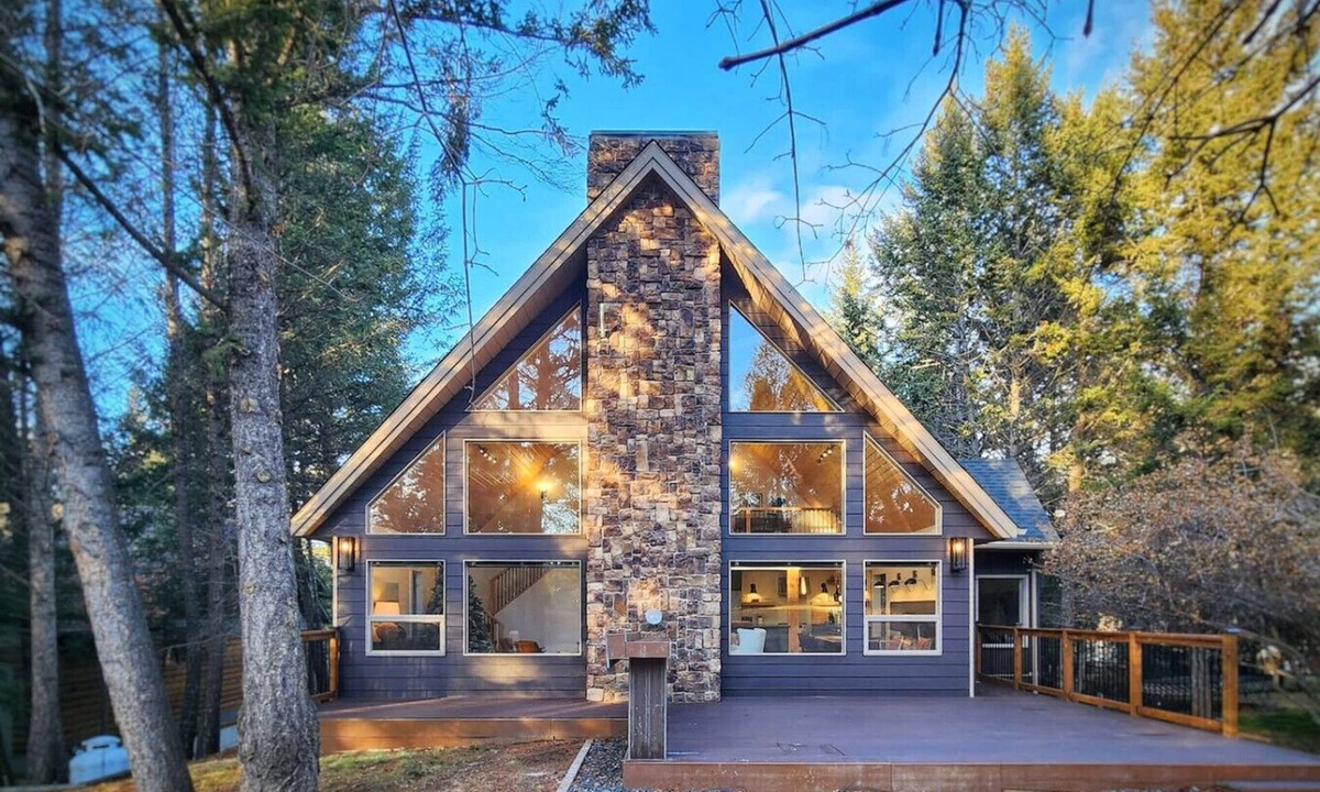 Windermere House | Modern Cabin Hot Tub 2 Kings 8 Beds