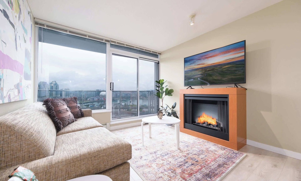 Crosstown Apartment | Modern Central Location with Pool, Sauna & Jacuzzi