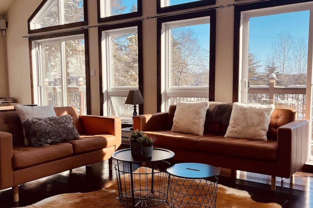 La Minerve Cabin | Modern Chic Lake House near Mont-Tremblant w/hot tub!