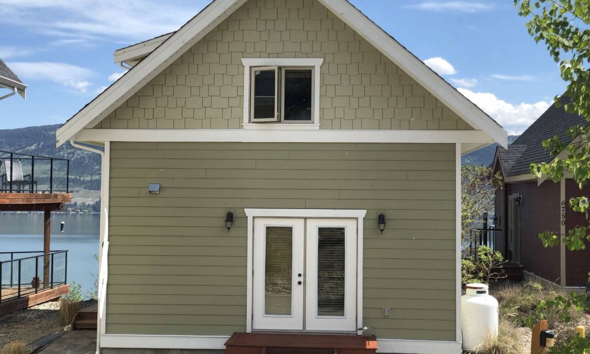 Central Okanagan Cottage | Modern cottage with spectacular view, sleeps 6- FINTRY BC
