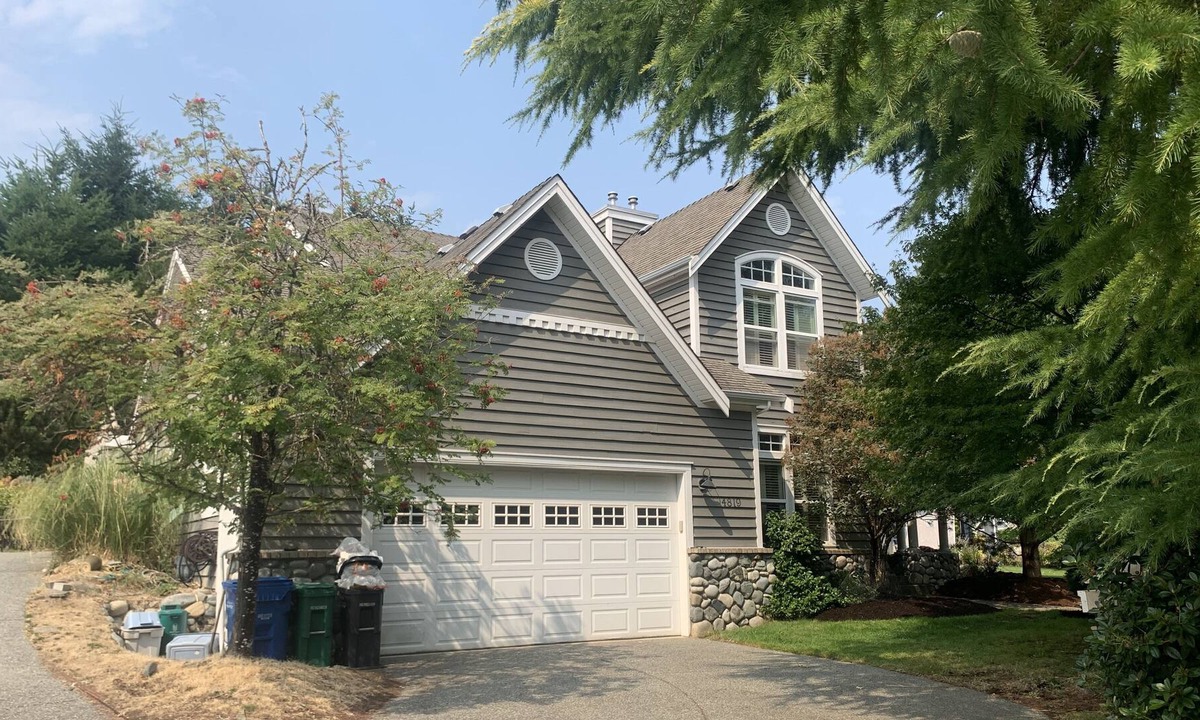 Regional District of Nanaimo House | Modern country style home on waterfront street with dead end cul-de sac