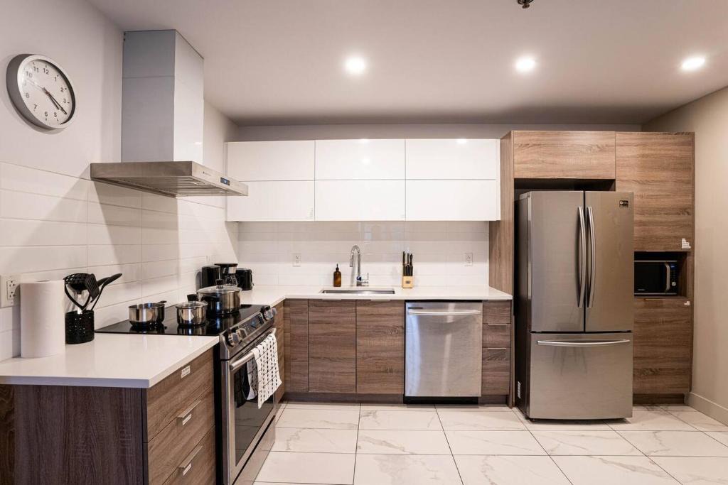 Cote-Des-Neiges—Notre-Dame-De-Grace Apartment | Modern Cozy 2BR Suite with Gym & Rooftop Views Near Downtown & Airport