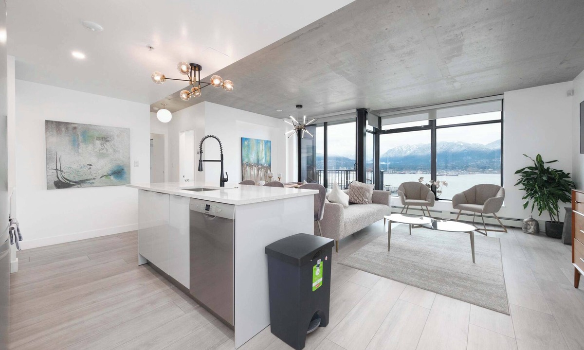 Gastown Apartment | Modern Downtown Apartment with Stunning Water Views