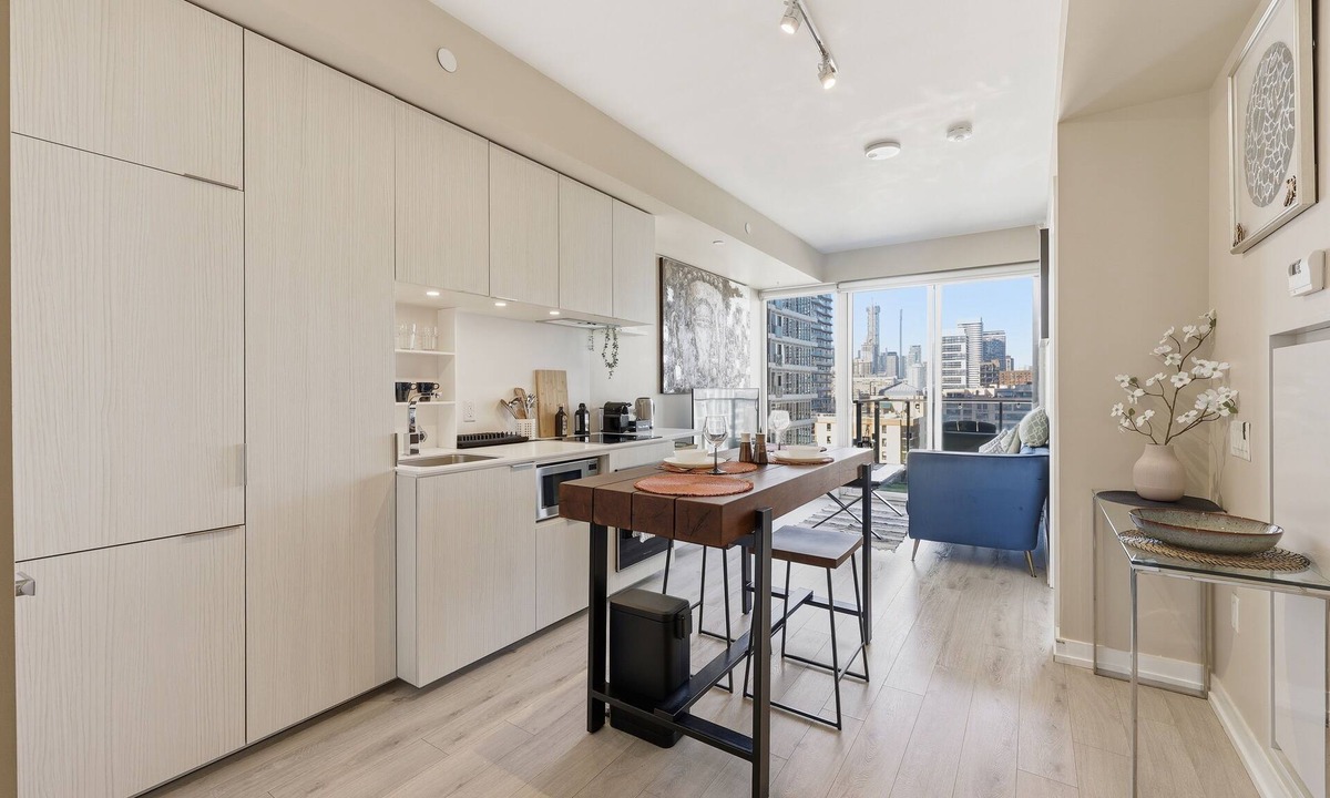 Downtown Toronto Condo | Modern Downtown Toronto Condo with Balcony Near Eaton Centre