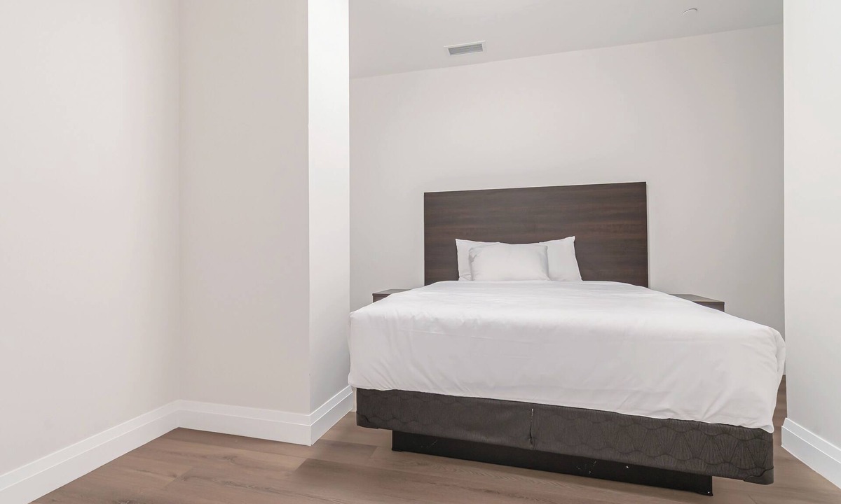 Dean Park Apartment | Modern Fully Furnished 1 Bedroom Apartment Unit 5