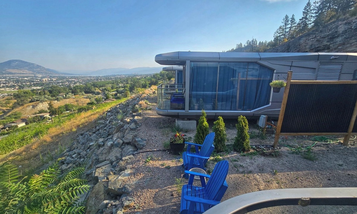 Okanagan-Similkameen Hotel | Modern Glass Pod on Vineyard
