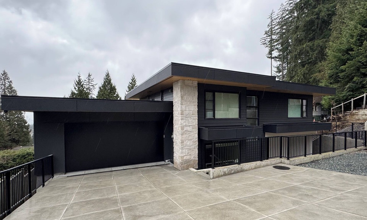 Lynn Valley House | Modern Home with Pool - MAJOR INTERNATIONAL SPORTING EVENT Vancouver