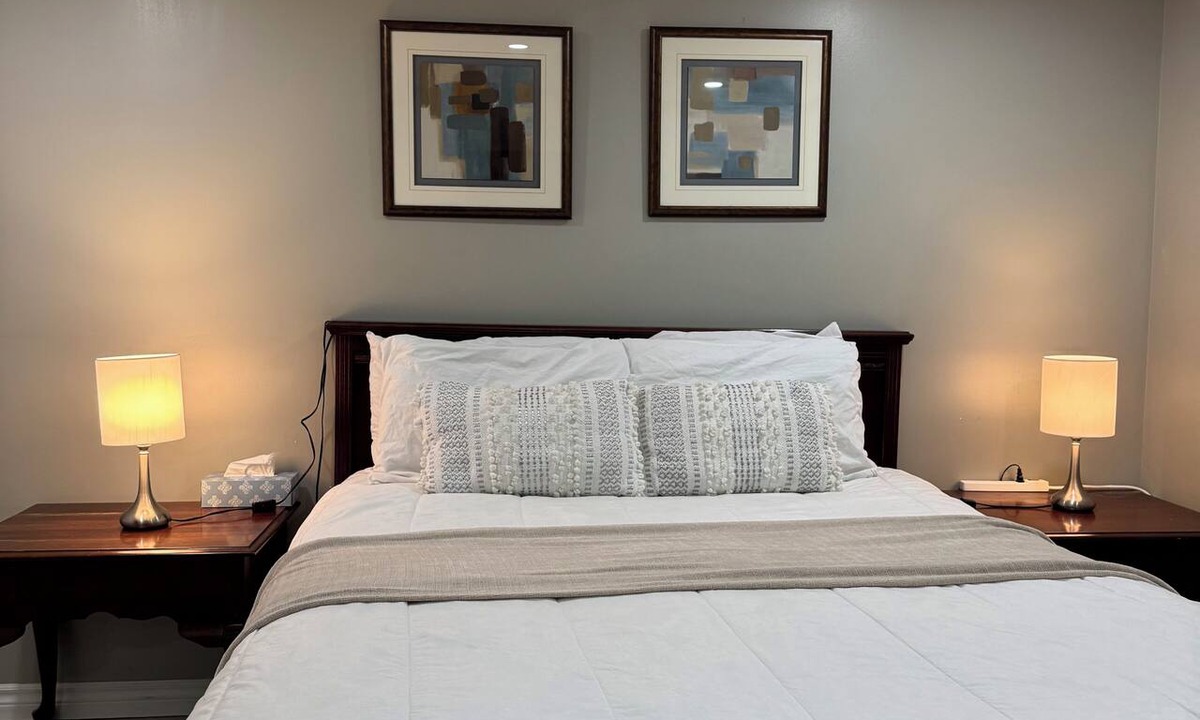 Guelph Apartment | Modern Private 2-Bedroom Guest Suite l Free Parking l Self Check-in!